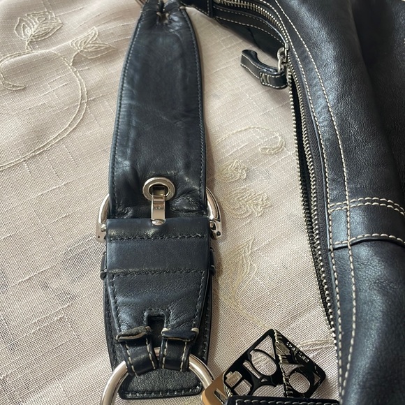 COACH Soho Hobo black leather bag chrome hardware zipper white topstitch detail - Picture 10 of 16